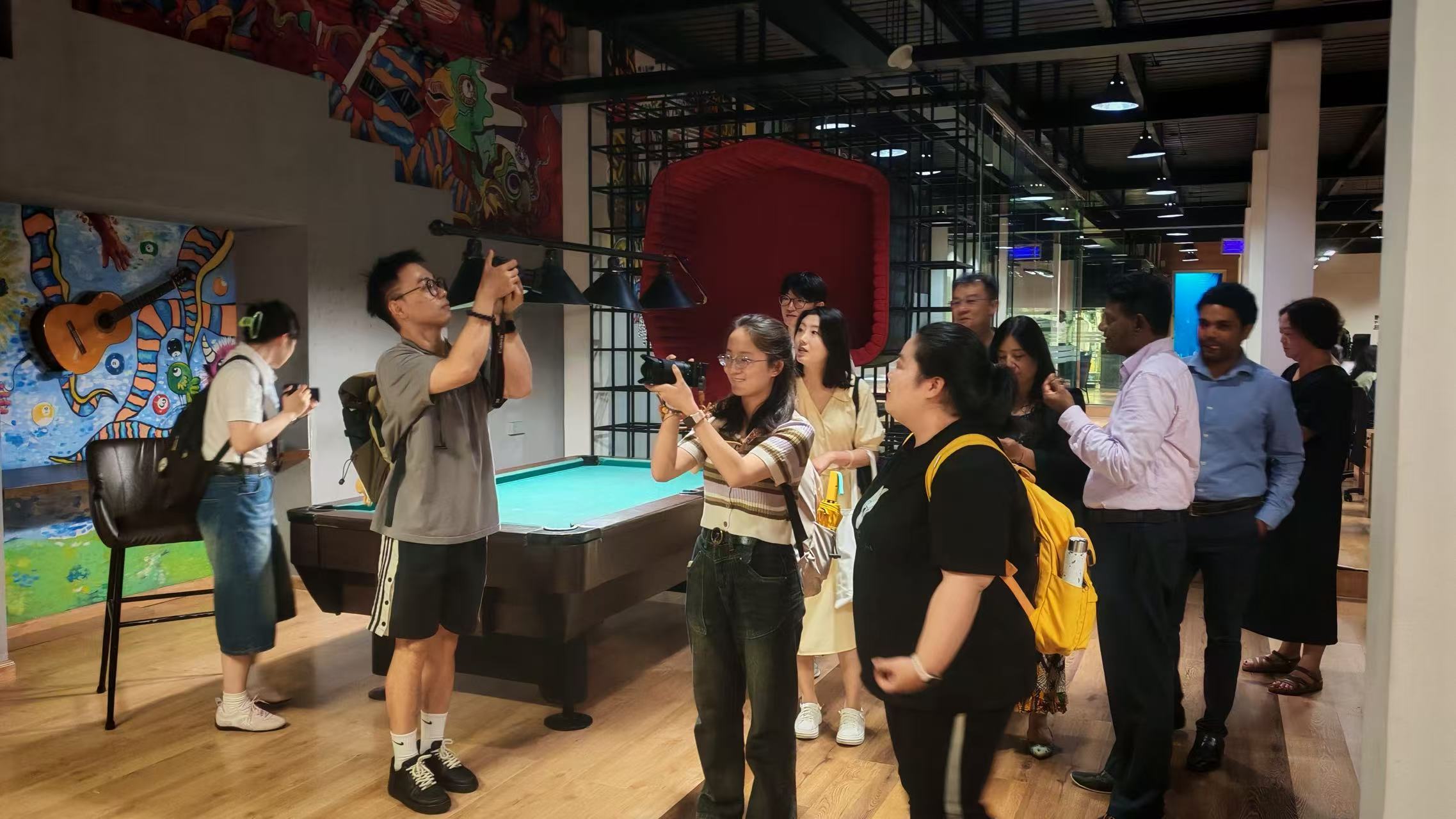 调研团队参观当地媒体机构，与工作人员交流