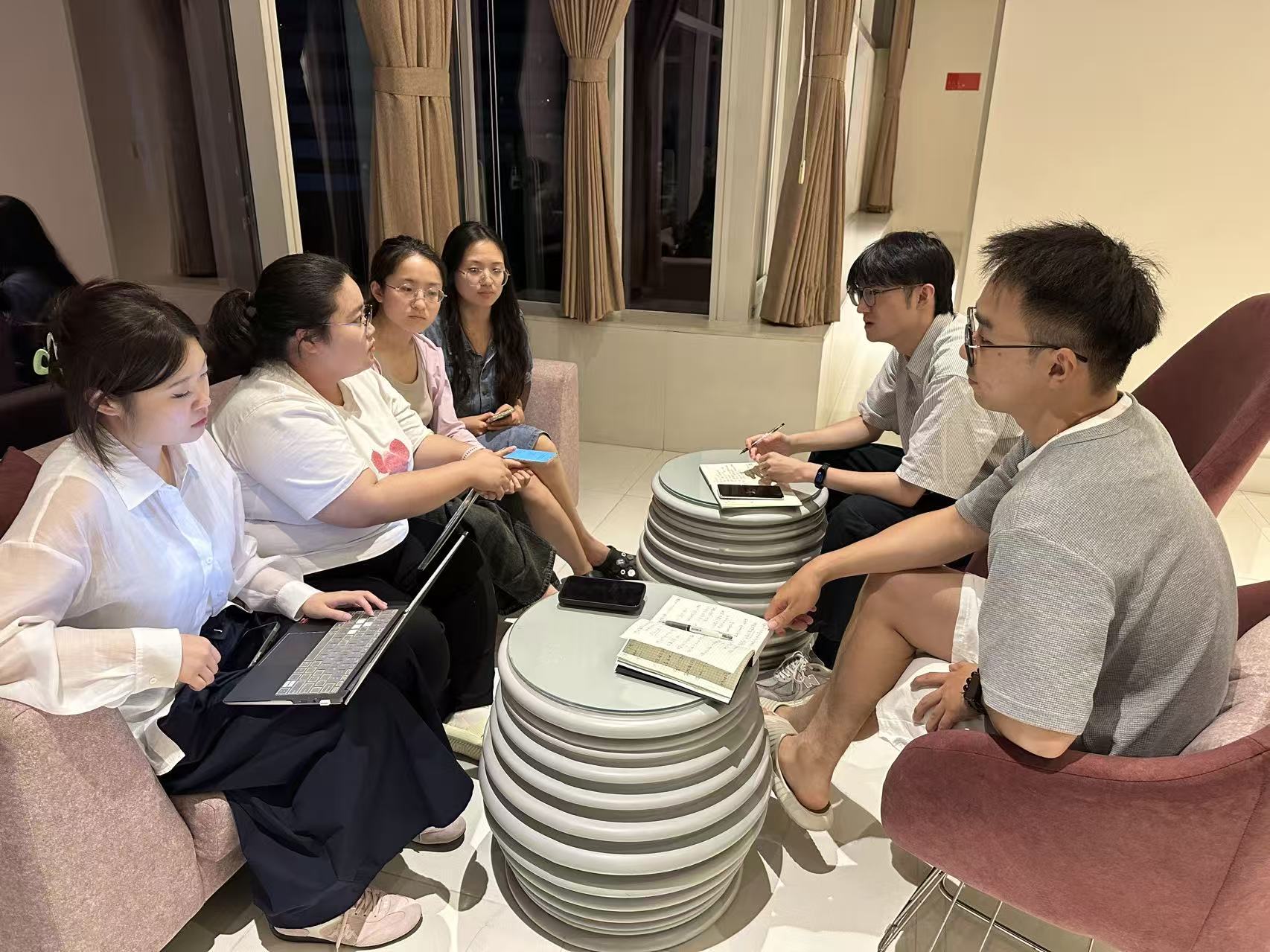 夜里小组讨论与素材整理